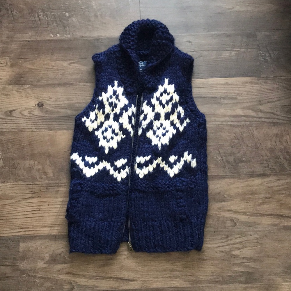 Sweater vest with pockets